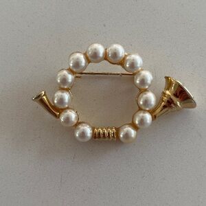 VINTAGE Brooch Pin French Horn Gold Tone Metal Faux Pearl Classic Elegant Chic